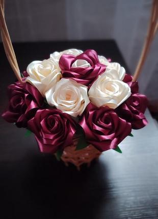 Композиції троянд з атласних стрічок у корзинах1 фото