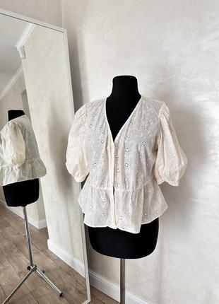 Кремова блуза з прошви з об'ємними рукавами1 фото