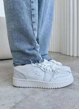 Nike jordan low white