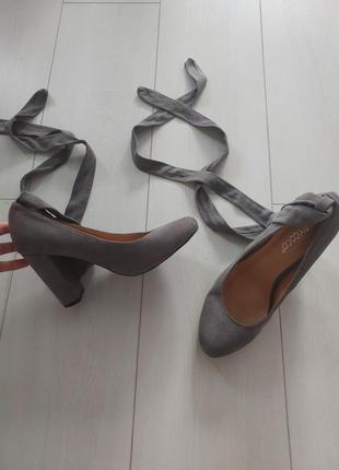 Изысканные замшевые туфли на завязках4 фото