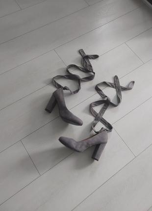 Изысканные замшевые туфли на завязках2 фото