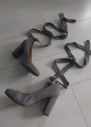 Изысканные замшевые туфли на завязках3 фото