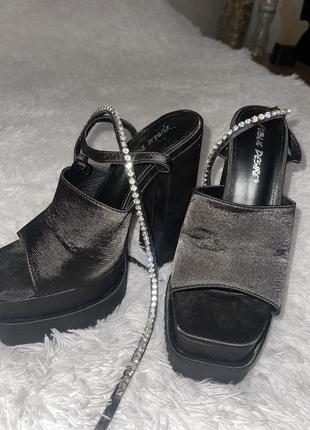 Туфлі босоніжки у стилі brats на високому каблуку3 фото