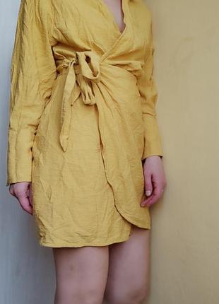 Желтое платье с воротником на запах с длинными рукавами2 фото