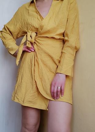 Желтое платье с воротником на запах с длинными рукавами3 фото