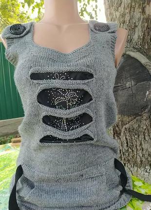 Сіра жилетка, дуже стильна і м'яка