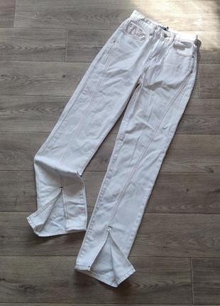 Трендовая белые джинсы высокая посадка со швами и разрезами1 фото