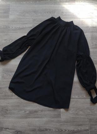 Чорна цупка сукня з гарними рукавами
