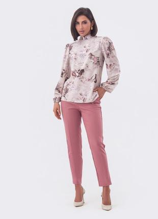 Блузка прямого кроя с принтом и воротником-стойкой бежевая 67358