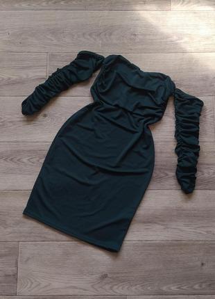 Нарядна сукня на плечі з рукавами смарагдового кольору