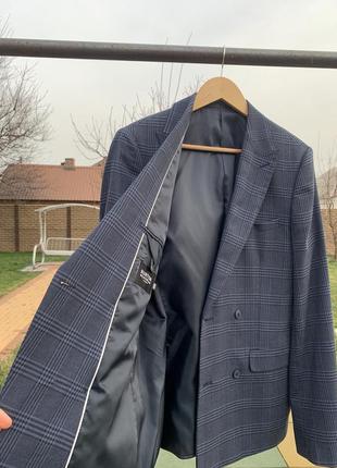 Стильний картатий чоловічий піджак у темно-синьому кольорі8 фото