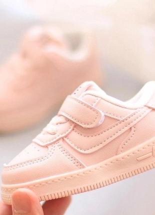 Стильні кросівки