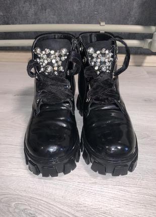 Чорні черевики на шнурках