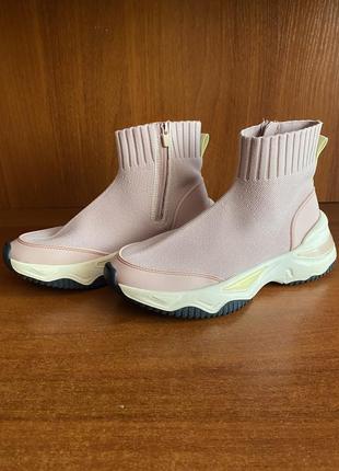 Жіноче взуття zara