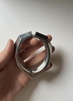 Металлический браслет серебряного цвета3 фото
