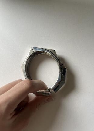 Металлический браслет серебряного цвета4 фото