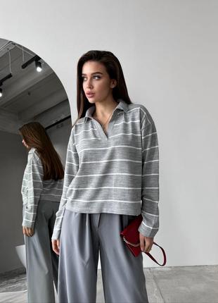 Легкий смугастий светрик з коміром сірий светр в смужку