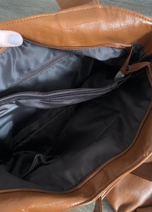 Кожаная вместительная сумка с косметичкой6 фото