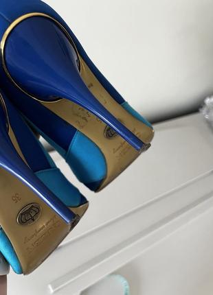 Нарядные синие туфли босоножки украшены золотом4 фото