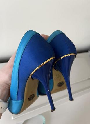 Нарядные синие туфли босоножки украшены золотом3 фото