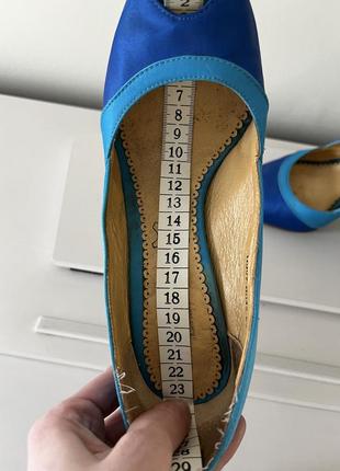 Нарядные синие туфли босоножки украшены золотом9 фото