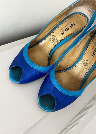 Нарядные синие туфли босоножки украшены золотом5 фото
