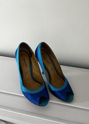 Нарядные синие туфли босоножки украшены золотом10 фото