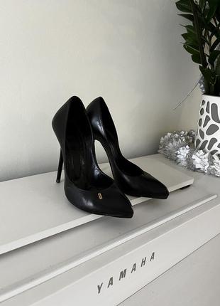 Элегантные черные туфли на высокой шпильке