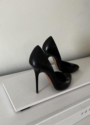 Элегантные черные туфли на высокой шпильке10 фото