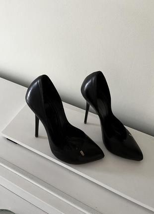 Элегантные черные туфли на высокой шпильке7 фото
