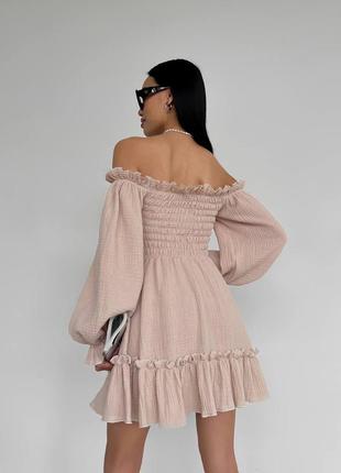 Коротке плаття з розкльошеною спідницею відкритими плечима довгими рукавами