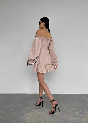 Коротке плаття з розкльошеною спідницею відкритими плечима довгими рукавами