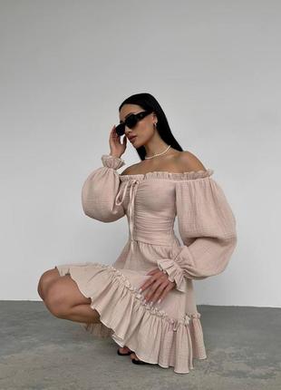 Коротке плаття з розкльошеною спідницею відкритими плечима довгими рукавами