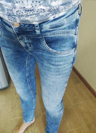 Джинсы фирменные бёдра 90 см3 фото