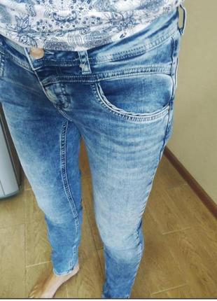 Джинсы фирменные бёдра 90 см