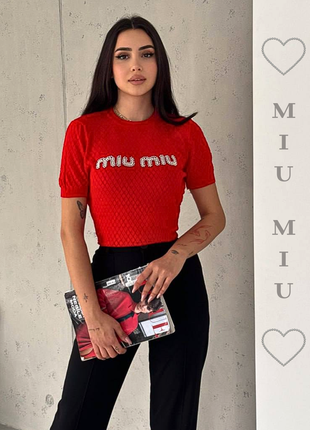 Красное пламя: ажурная футболка с надписью miu miu