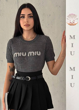 Темно-сіра елегантність: ажурна футболка з написом miu miu1 фото