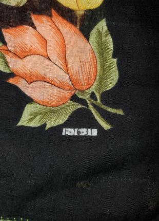 Красивый платок принт цветы подписной