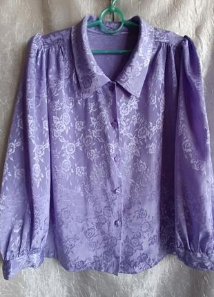 Тоненькая блуза женская рубашка с воротничком.
застежка пуговицы.
размер ориентировано 48.
 цвет сиреней.

состояние очень хорошее,без дефектов1 фото