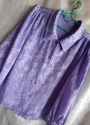 Тоненькая блуза женская рубашка с воротничком.
застежка пуговицы.
размер ориентировано 48.
 цвет сиреней.

состояние очень хорошее,без дефектов3 фото