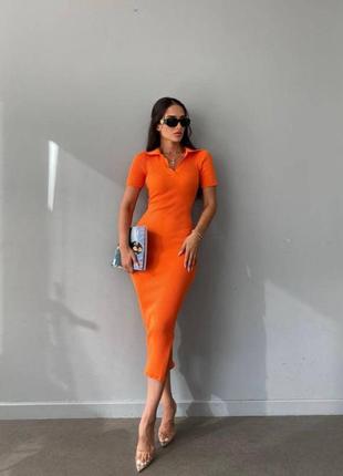 Трикотажное платье поло длины миди из качественной ткани, облегающее с разрезом, черное бежевое оранжевое малиновое стильное качественное2 фото