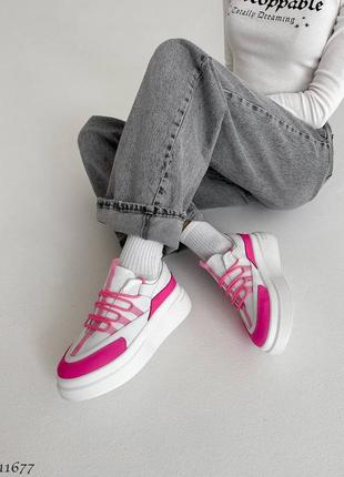 Натуральные кожаные белые кеды - кроссовки со вставками цвета фуксии на высокой подошве10 фото