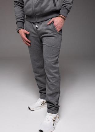 Мужской спортивный костюм