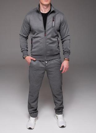 Мужской спортивный костюм