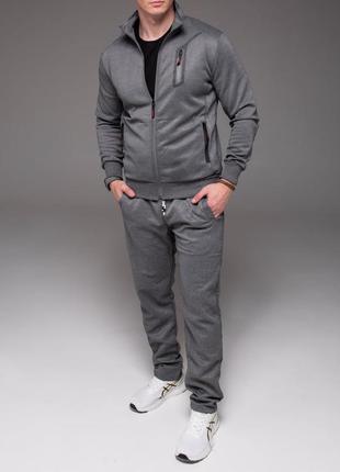 Мужской спортивный костюм