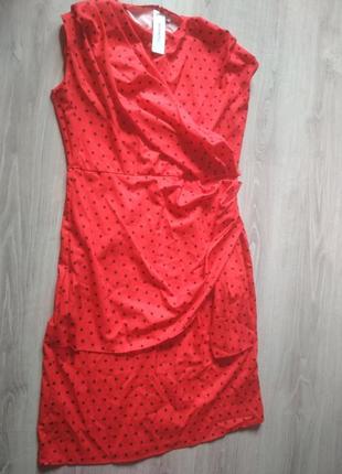 Яркое красное платье в горошек1 фото
