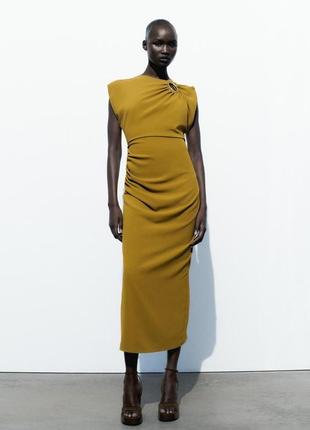 Платье средней длины с золотой аппликацией1 фото