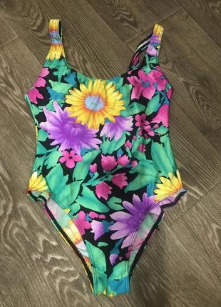 Яркий сдельный купальник