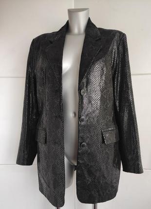 Стильна шкіряна куртка, піджак чорного кольору з зміїним принтом4 фото