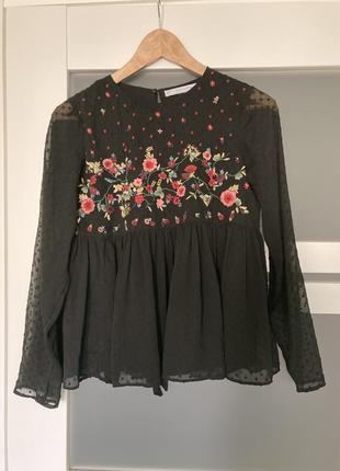 Zara xs-m черная шифоновая вышитая вышиванка рубашка с баской воланом на подкладке блуза4 фото